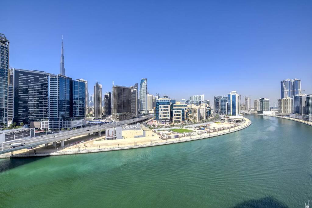 Business bay 1BR stunning canal views