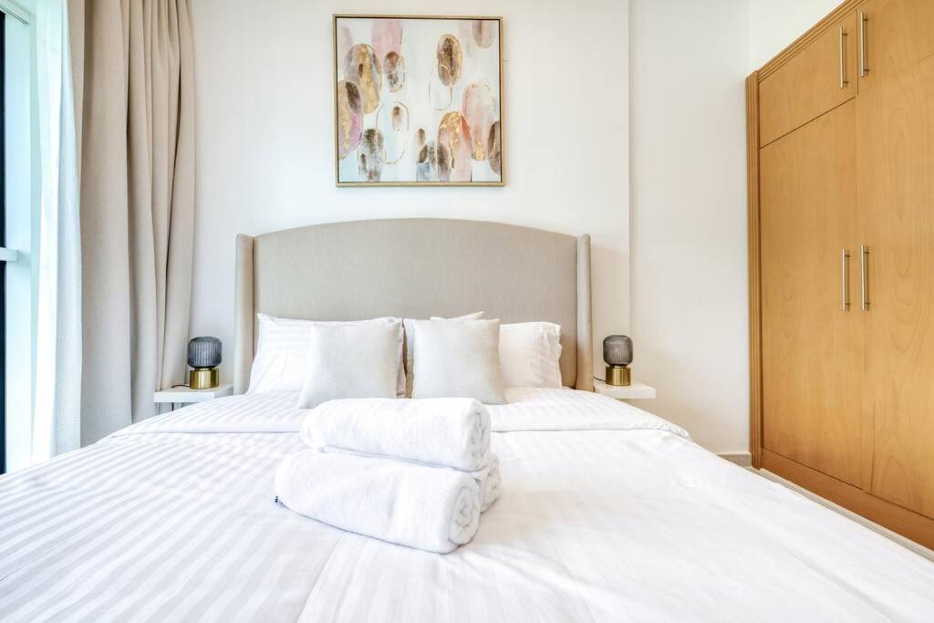 Business bay 1BR stunning canal views