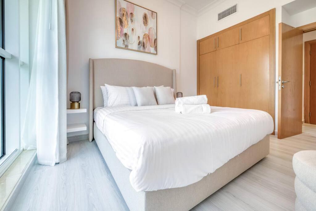 Business bay 1BR stunning canal views