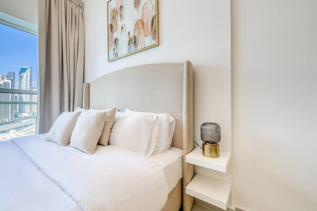 Business bay 1BR stunning canal views