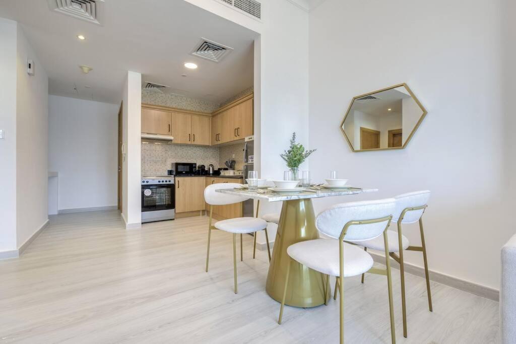 Business bay 1BR stunning canal views