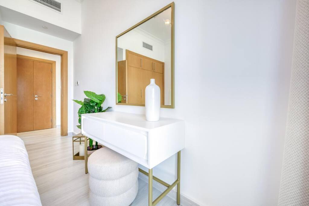 Business bay 1BR stunning canal views
