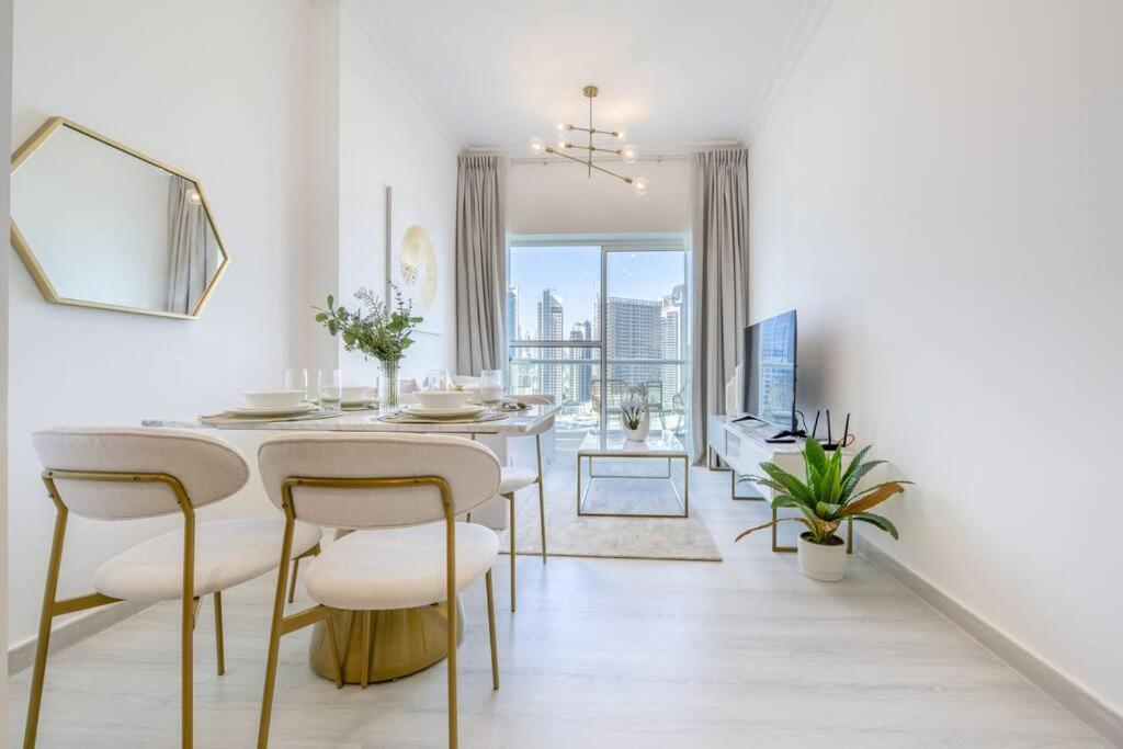 Business bay 1BR stunning canal views