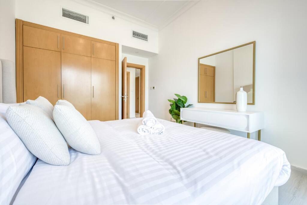 Business bay 1BR stunning canal views