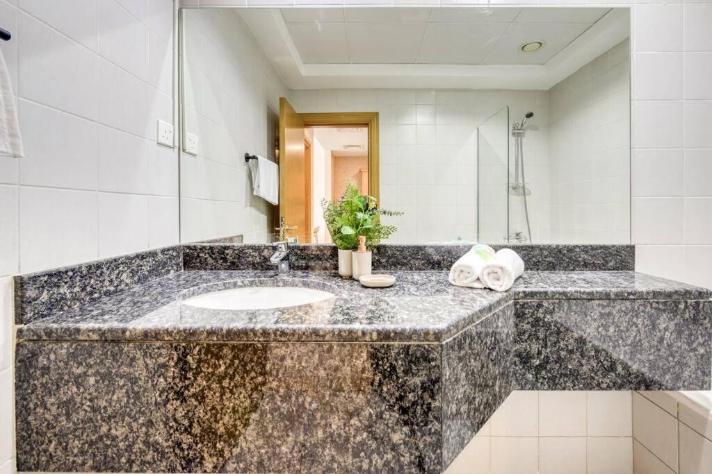 Business bay 1BR stunning canal views