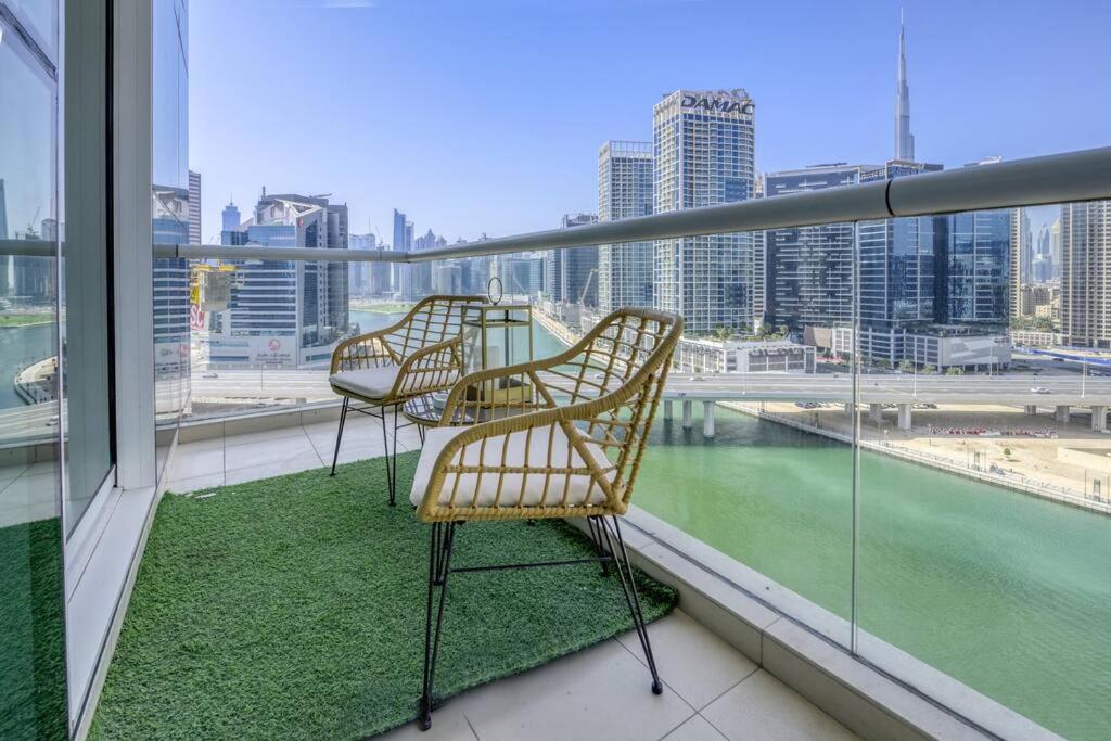 Business bay 1BR stunning canal views