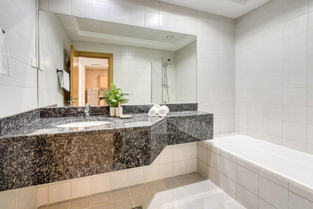 Business bay 1BR stunning canal views