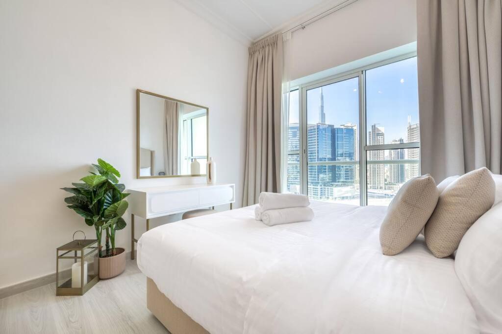 Business bay 1BR stunning canal views