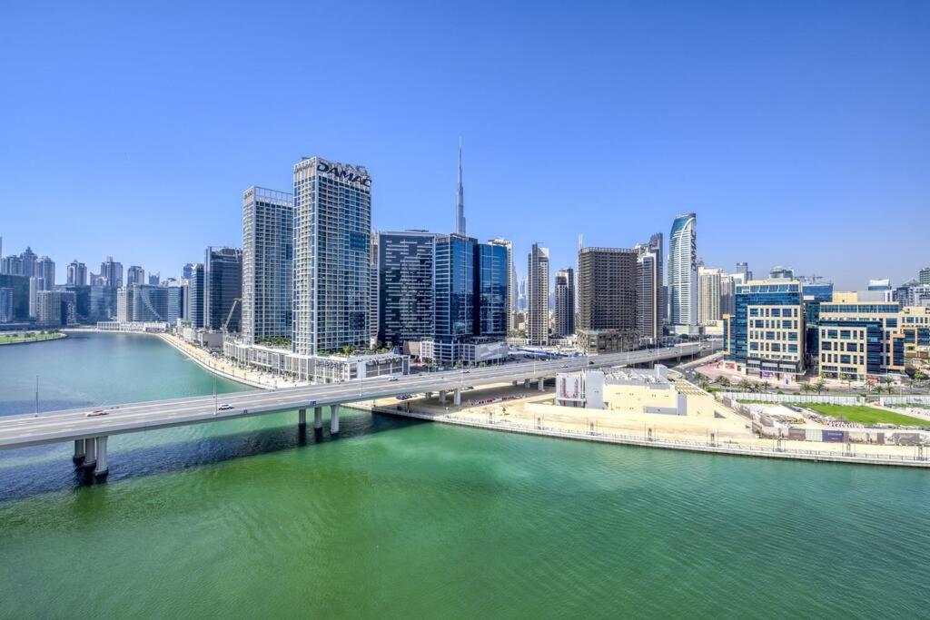 Business bay 1BR stunning canal views