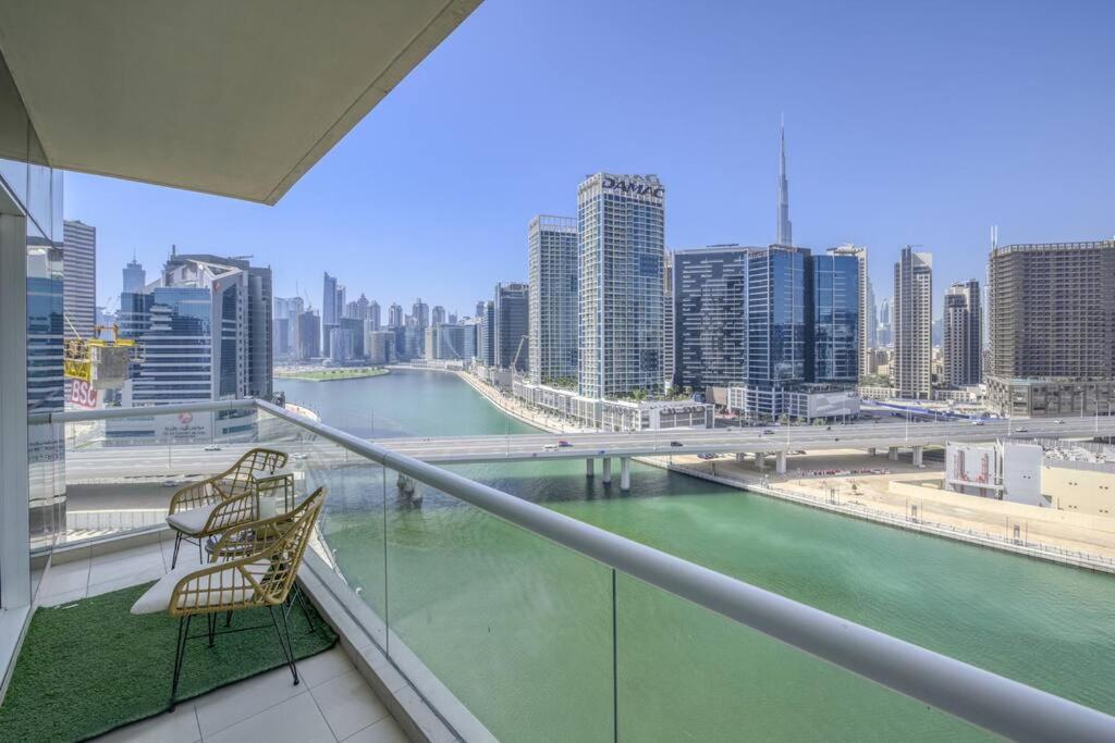 Business bay 1BR stunning canal views
