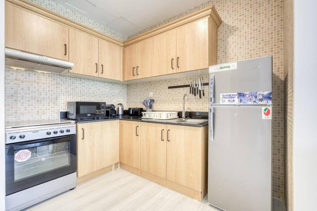 Business bay 1BR stunning canal views
