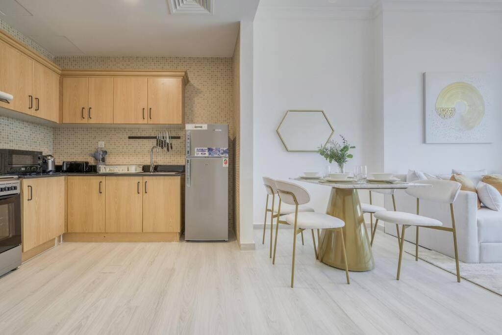 Business bay 1BR stunning canal views