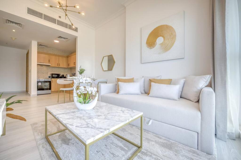 Business bay 1BR stunning canal views
