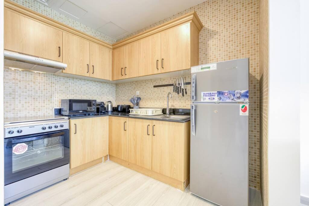 Business bay 1BR stunning canal views