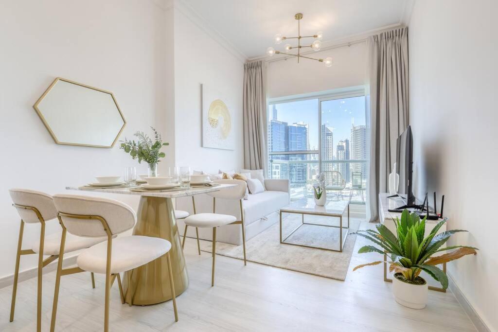 Business bay 1BR stunning canal views