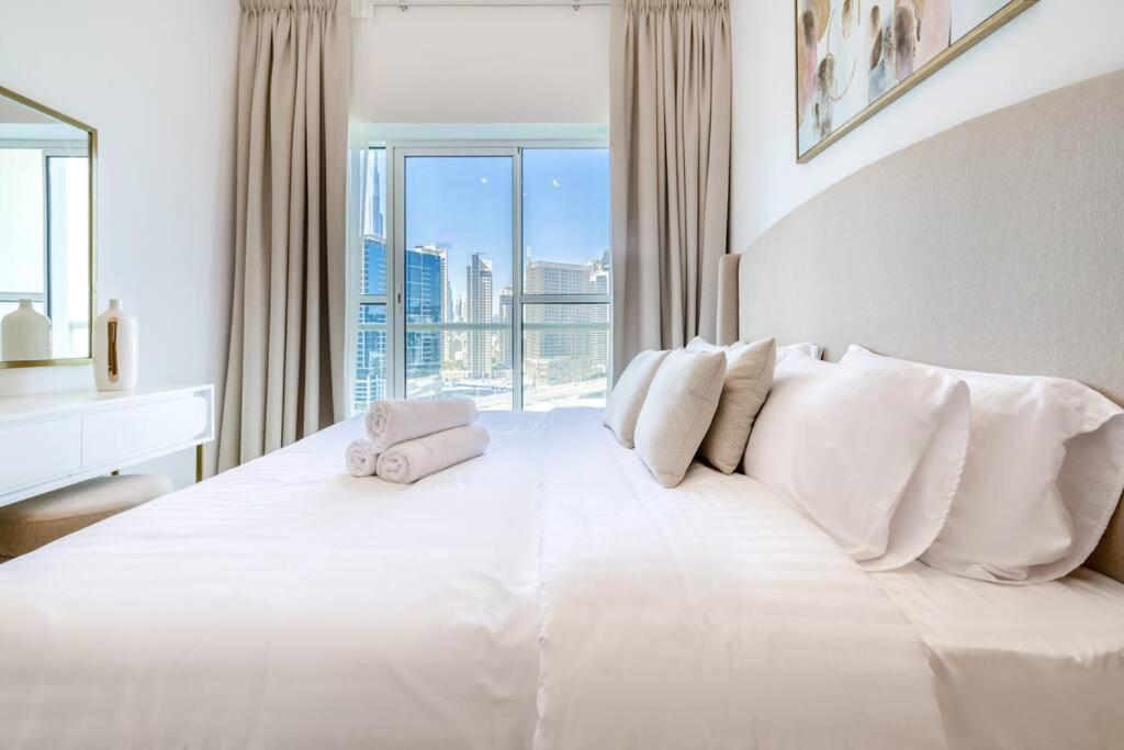 Business bay 1BR stunning canal views
