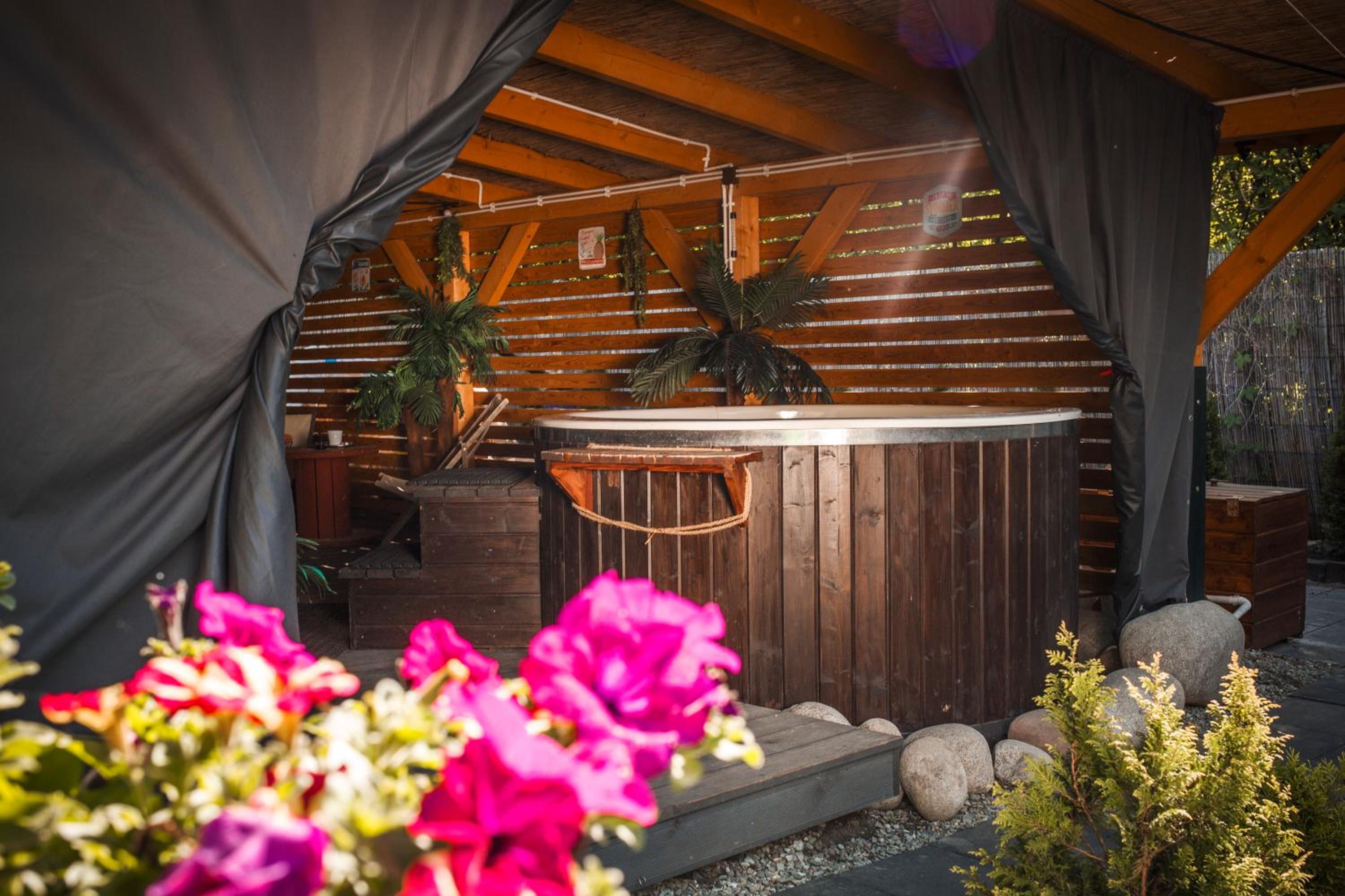 Aloha Glamp - Całoroczny glamping nad rzeką z prywatną balią - Stok narciarski, góry, lasy, sauna