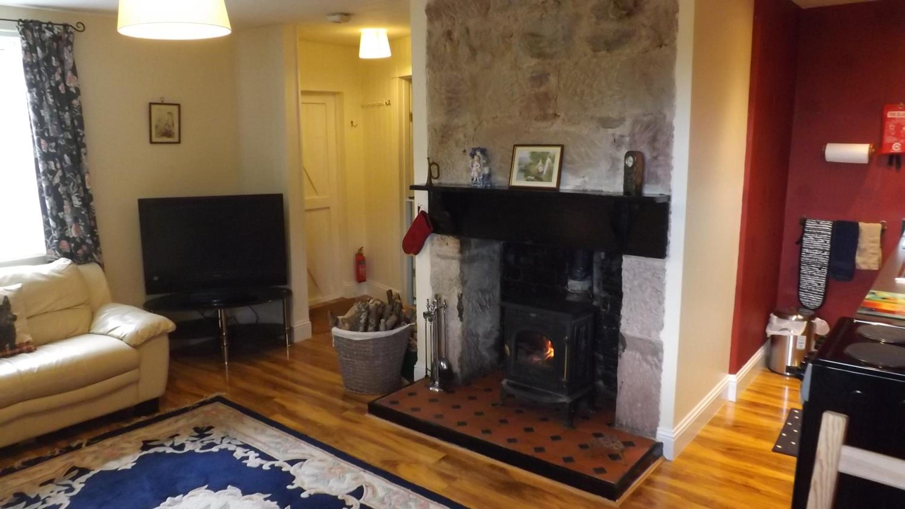 Small cosy bothy view 3