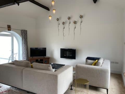 The Mews - Family space, garden, parking, balcony, view view 3