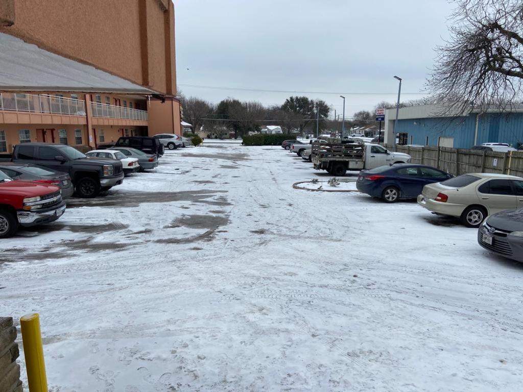 Benbrook Inn & Suites view 4