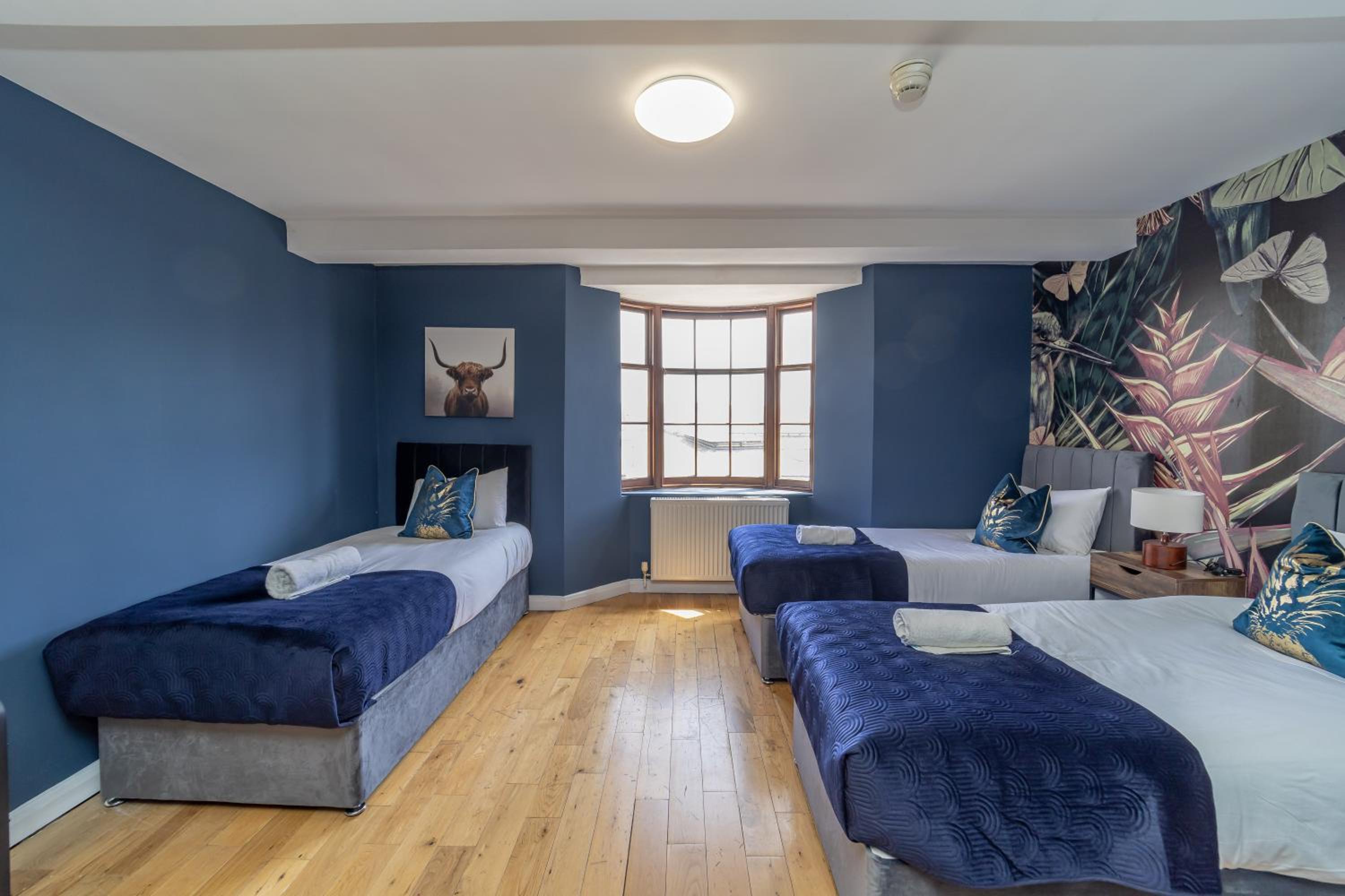 FLASH SALE Brighton Train Station 3 Bedrooms Flat BN12TER02 view 2