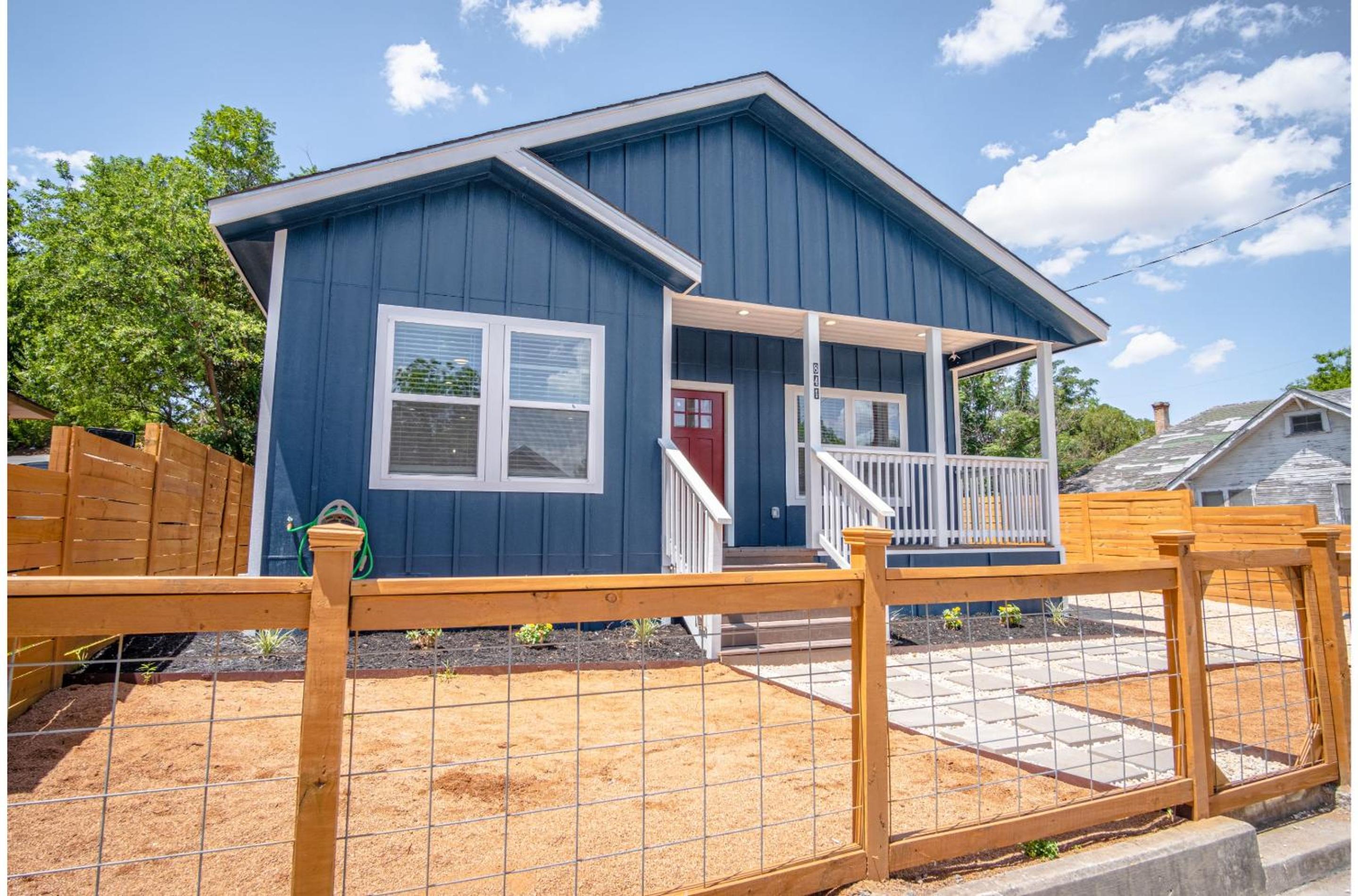 Beautiful Fenced 3BR 2BA Near Exciting Downtown view 2