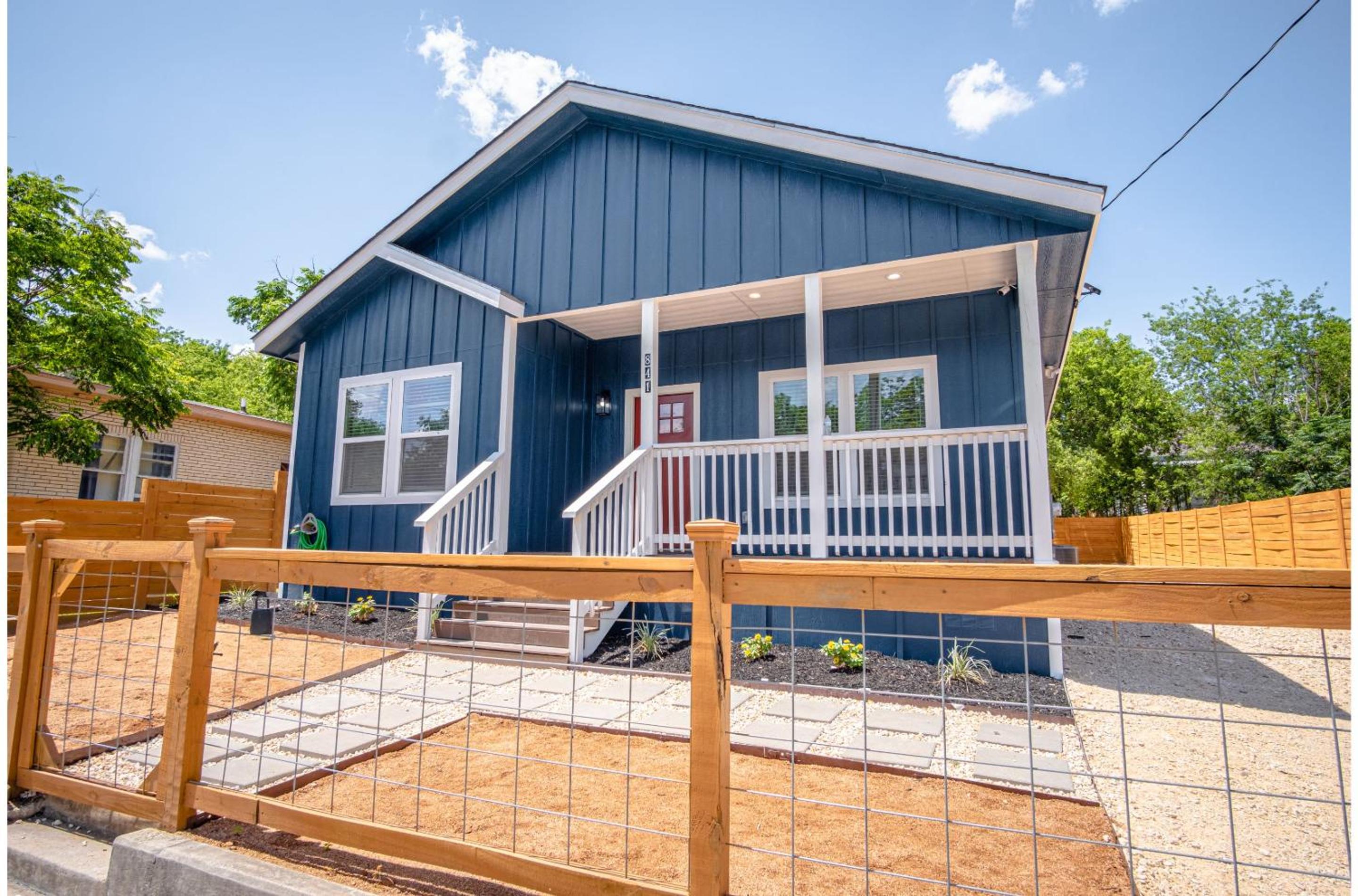 Beautiful Fenced 3BR 2BA Near Exciting Downtown view 3