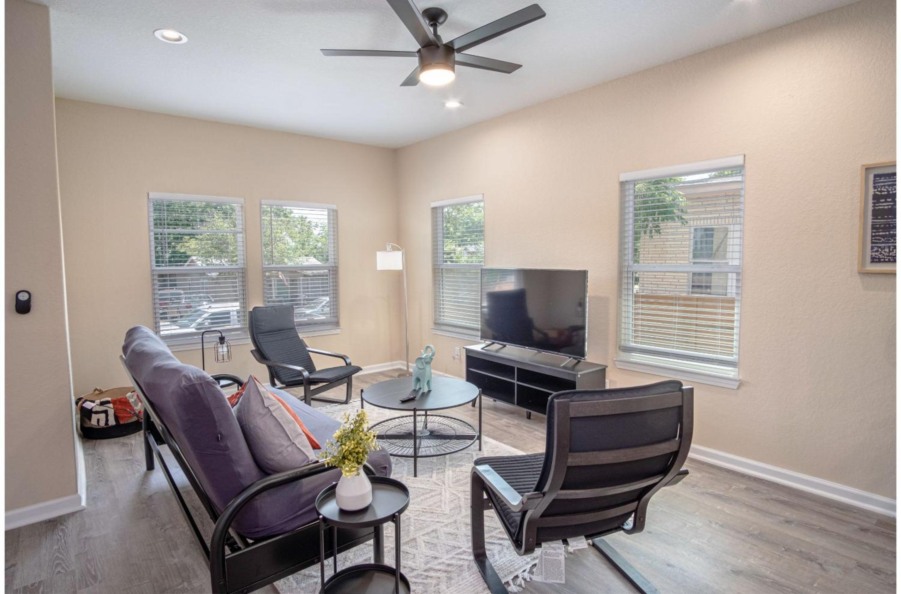 Beautiful Fenced 3BR 2BA Near Exciting Downtown view 4