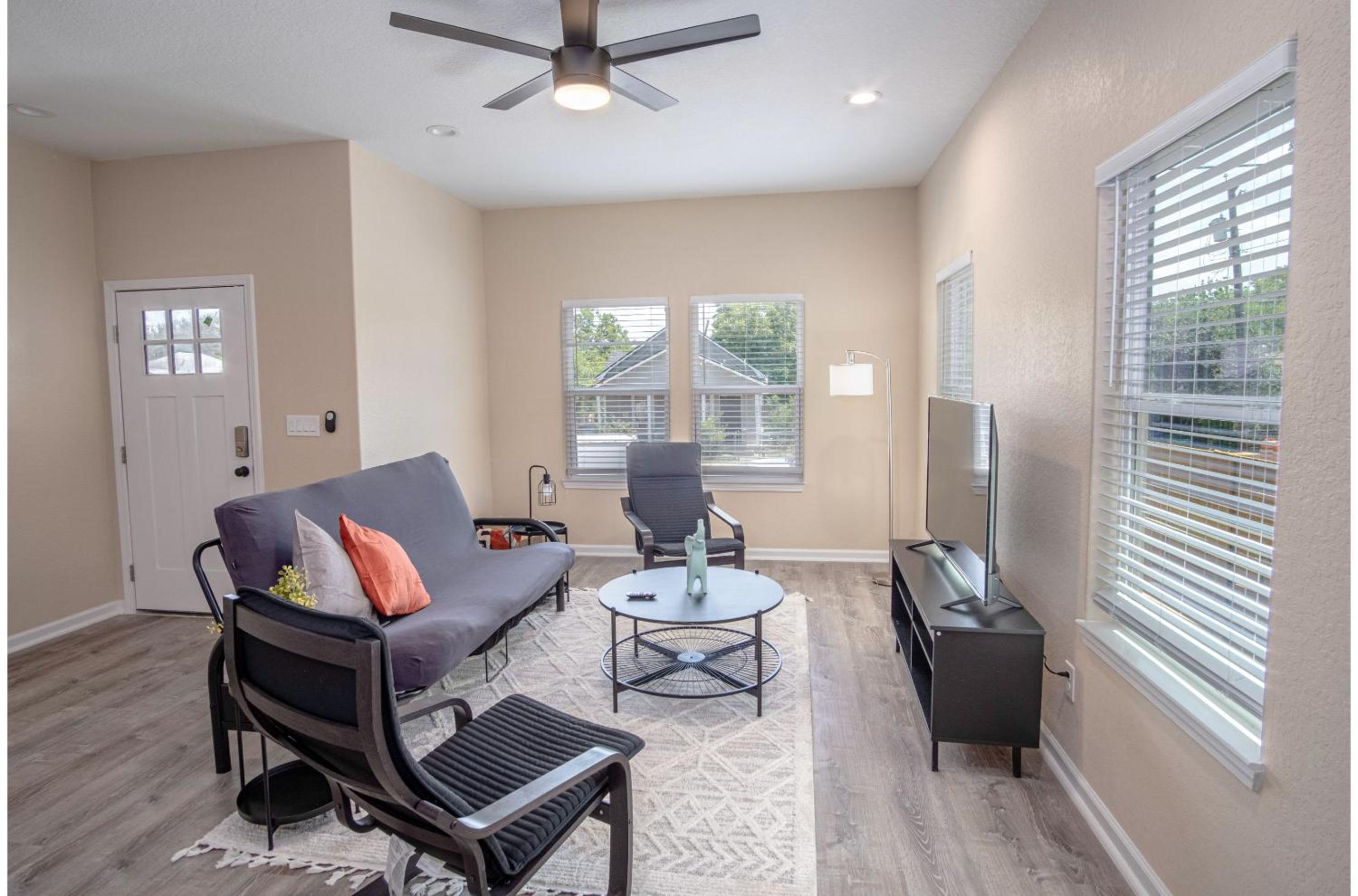 Beautiful Fenced 3BR 2BA Near Exciting Downtown view 5
