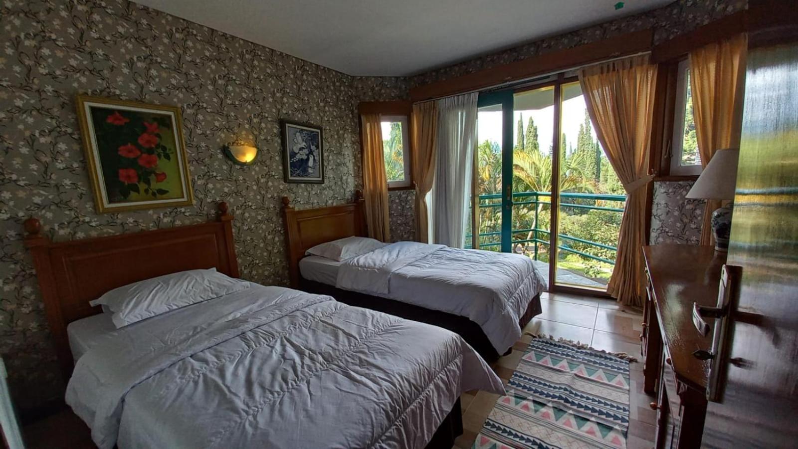 Batu Villa (3 Bed Rooms & just 2 min walk to Jatim Park 1) view 3