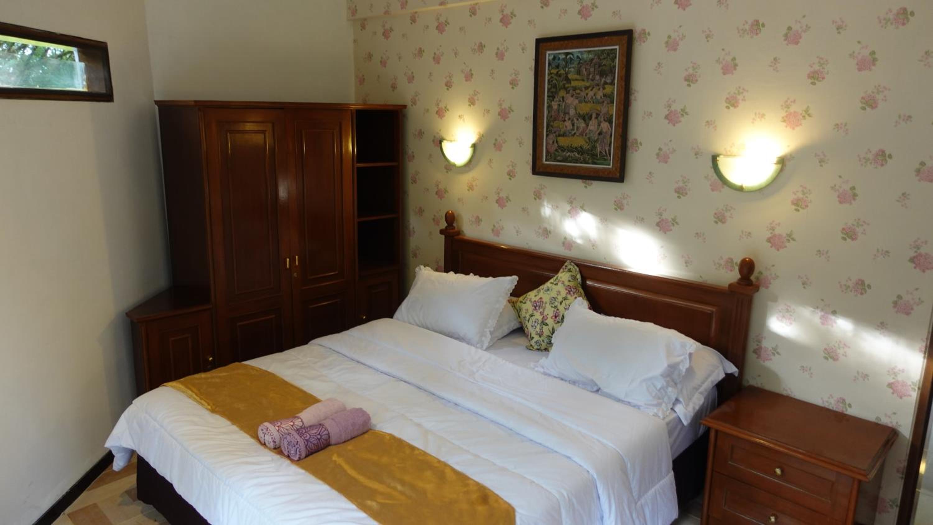 Batu Villa (3 Bed Rooms & just 2 min walk to Jatim Park 1) view 2
