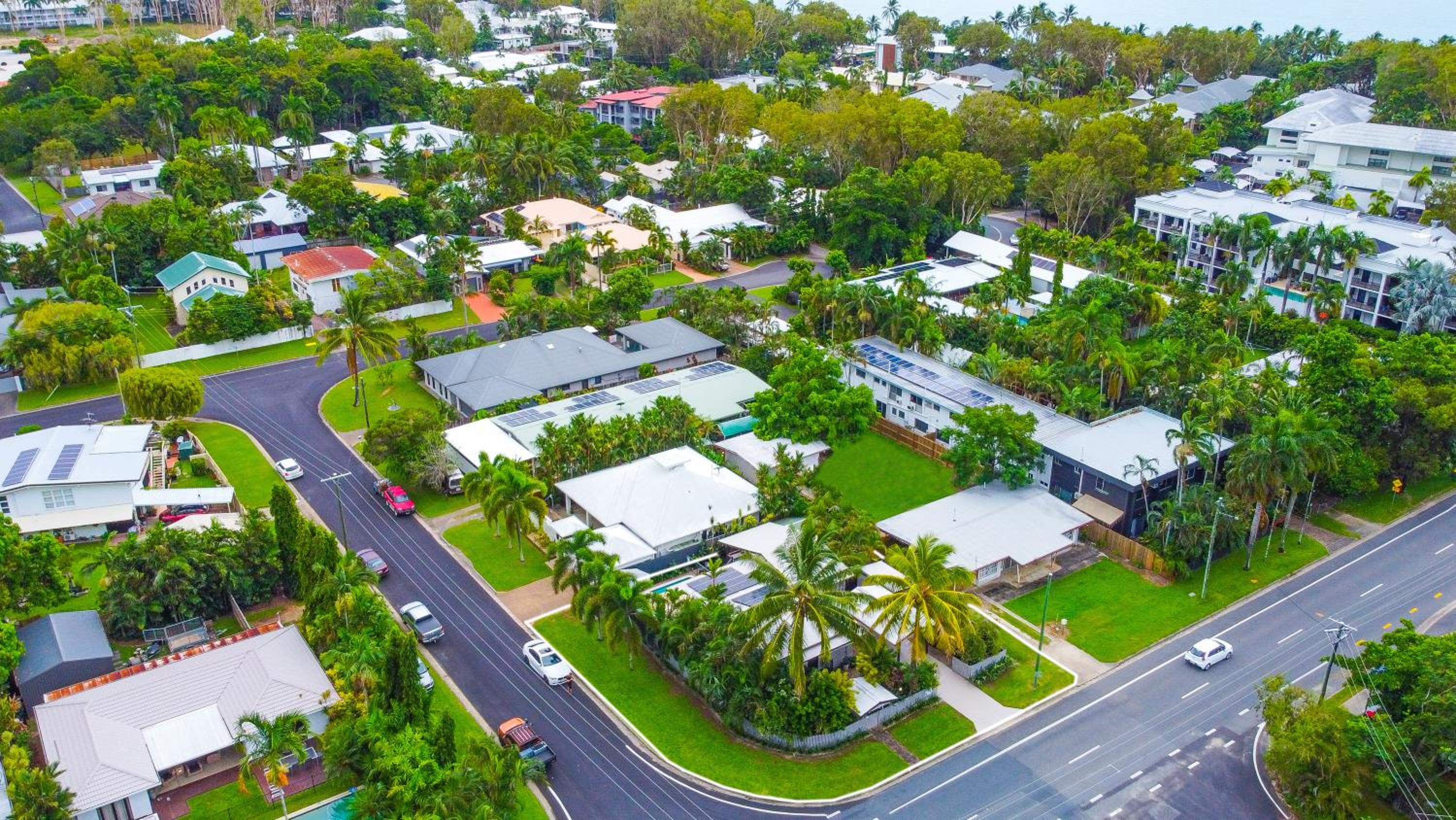 Sweet Creek Cottage, Palm Cove, 200m to Beach, Heated Pool, Pets