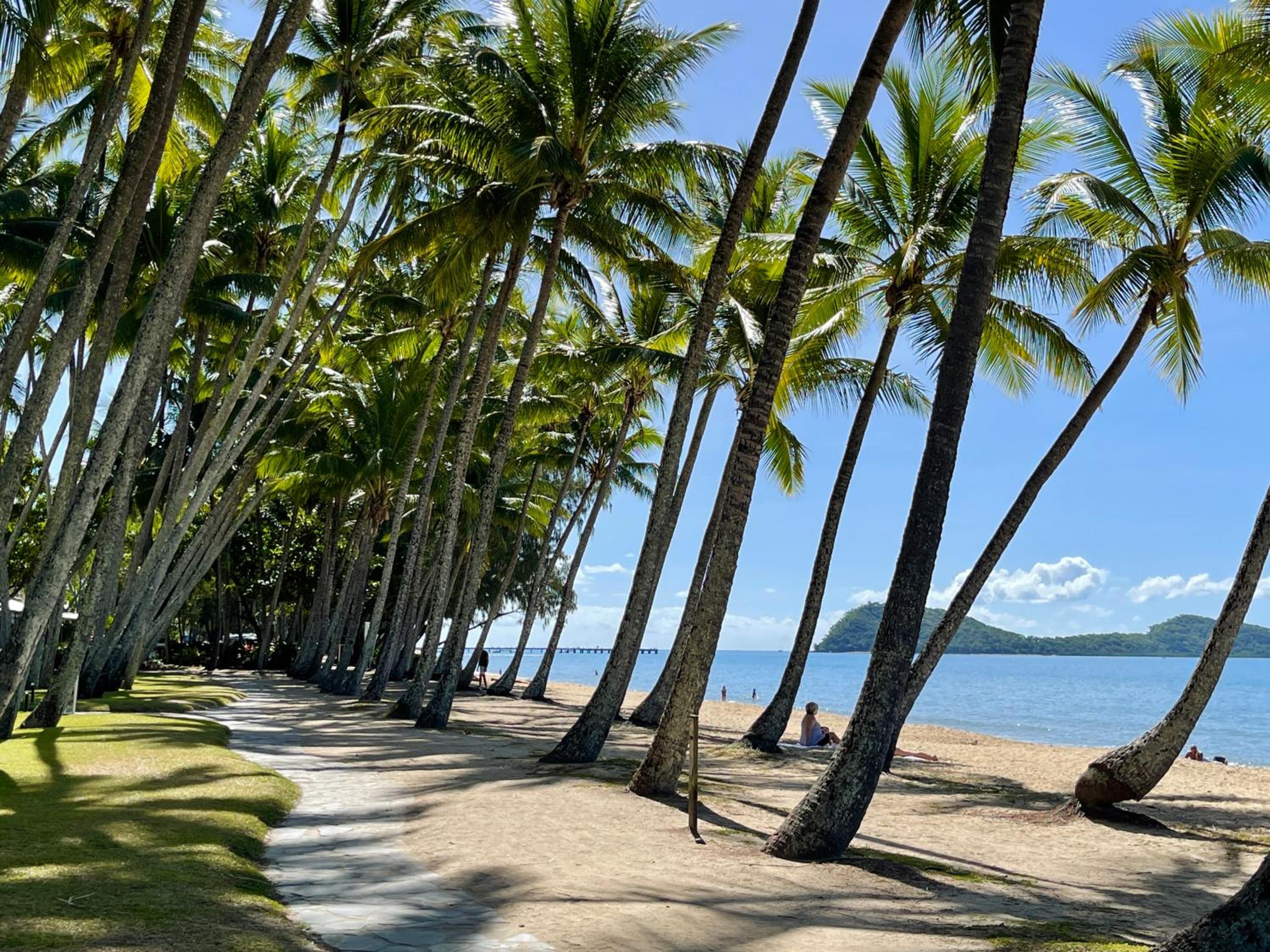 Sweet Creek Cottage, Palm Cove, 200m to Beach, Heated Pool, Pets