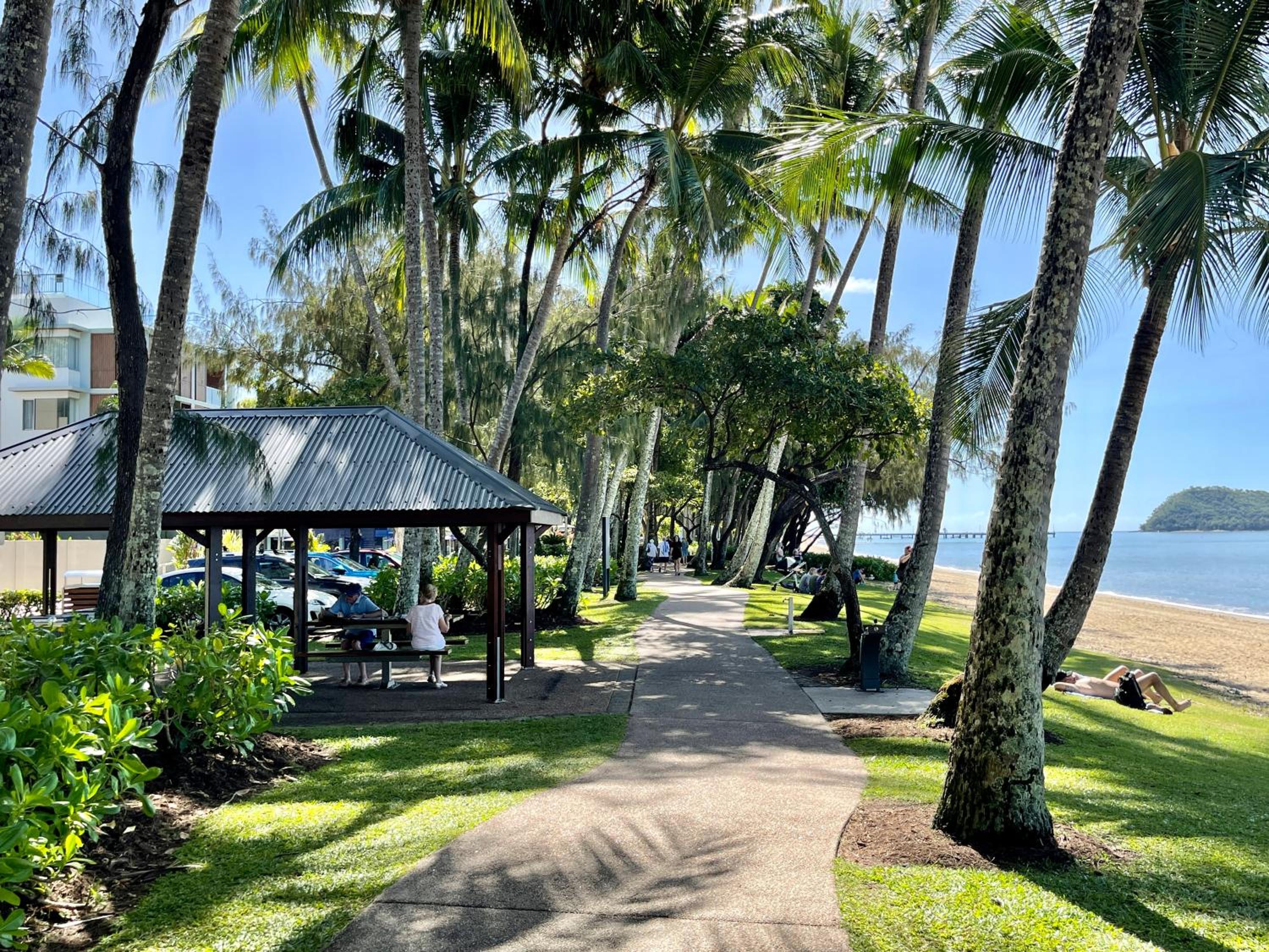 Sweet Creek Cottage, Palm Cove, 200m to Beach, Heated Pool, Pets