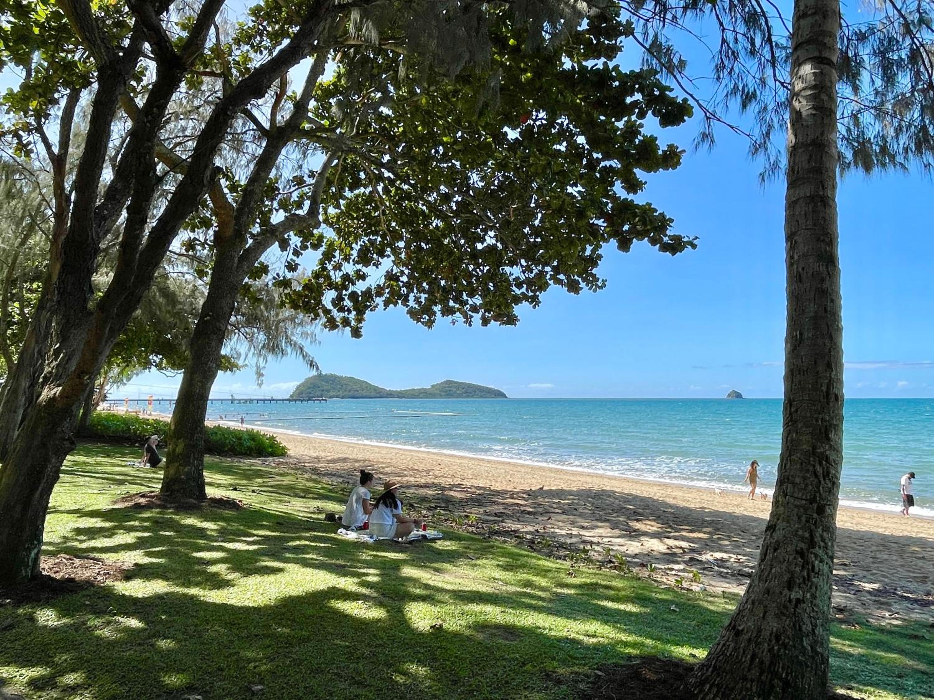 Sweet Creek Cottage, Palm Cove, 200m to Beach, Heated Pool, Pets