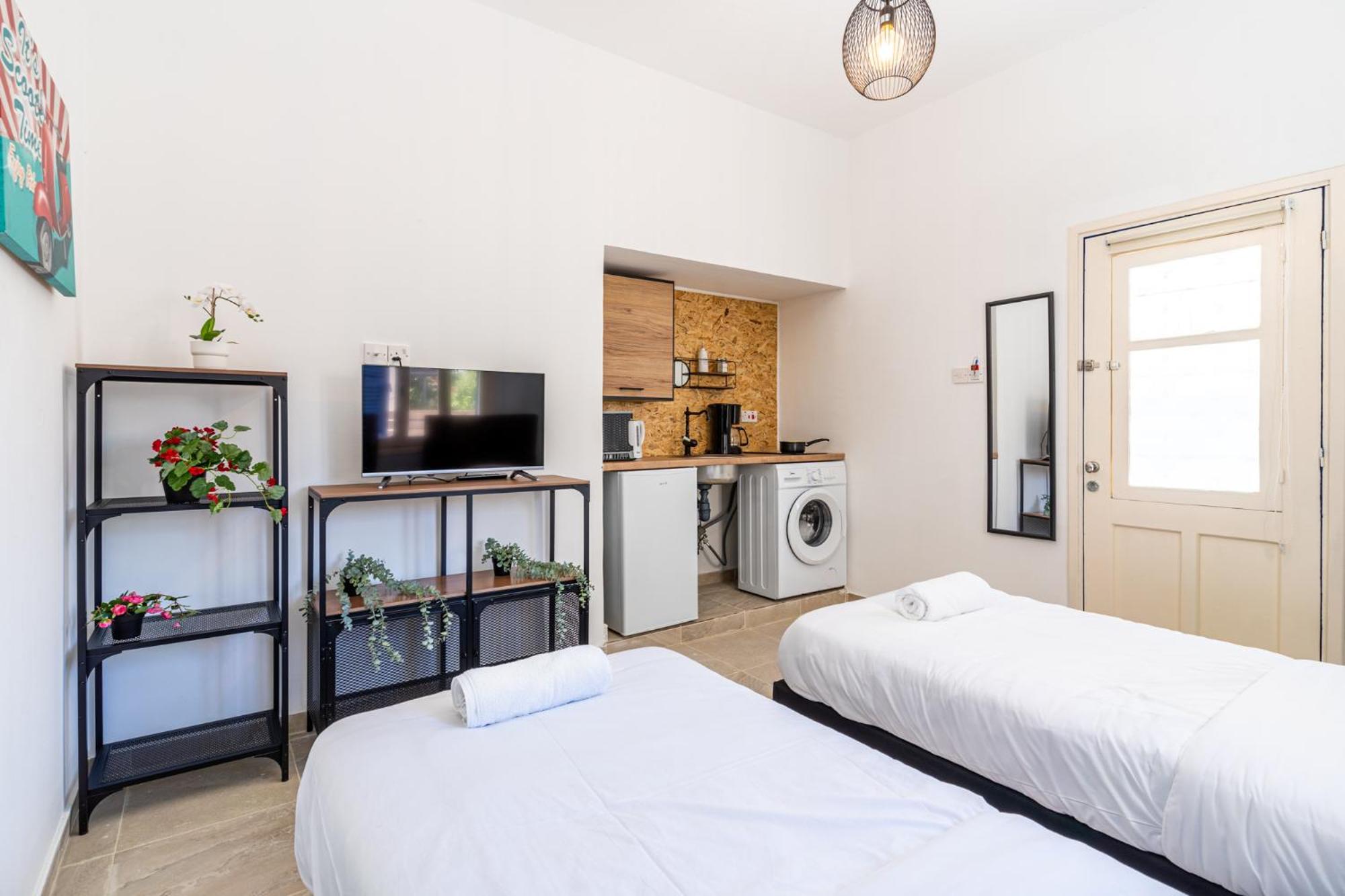 Mufasa Studio in Larnaca w/Terrace view 3