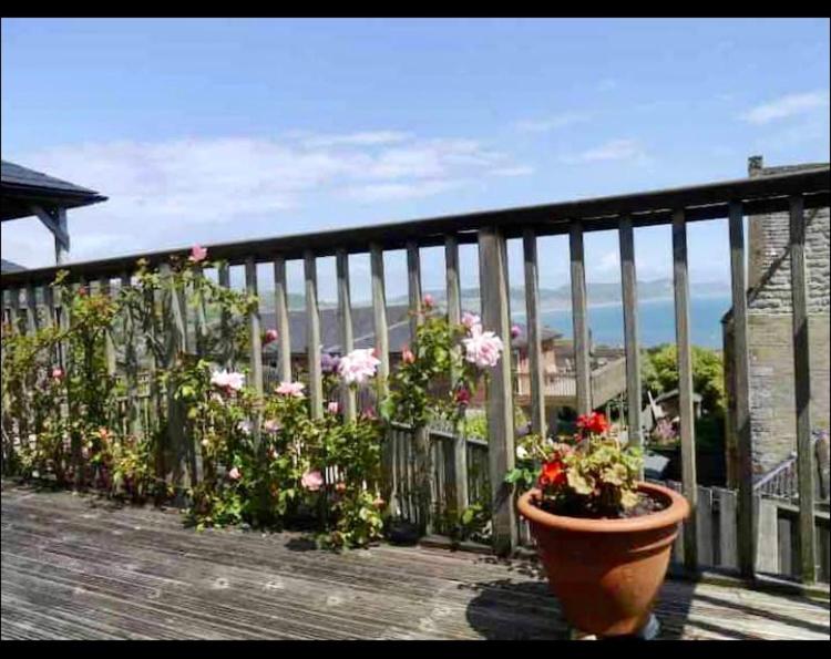 Fantastic spacious house with beautiful panoramic views of the bay Only a few minutes walk from beach harbour and restaurants This house has 3 bedrooms 3 b