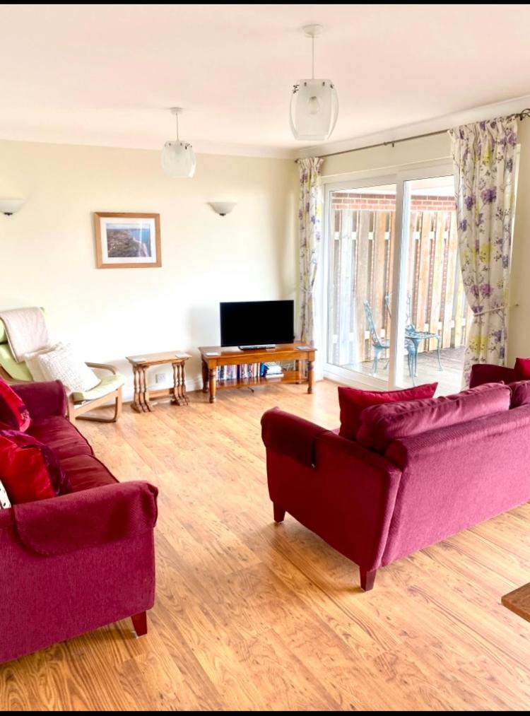 Fantastic spacious house with beautiful panoramic views of the bay Only a few minutes walk from beach harbour and restaurants This house has 3 bedrooms 3 b