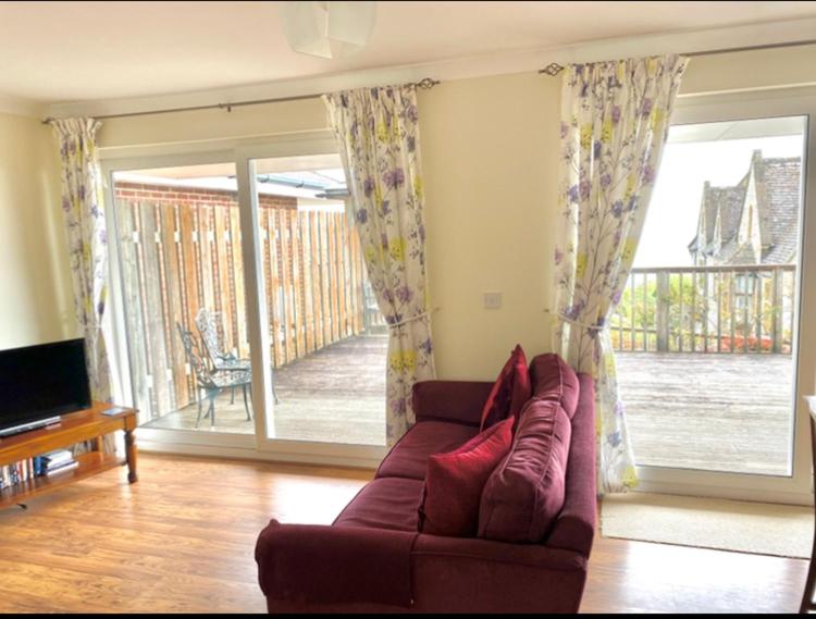 Fantastic spacious house with beautiful panoramic views of the bay Only a few minutes walk from beach harbour and restaurants This house has 3 bedrooms 3 b