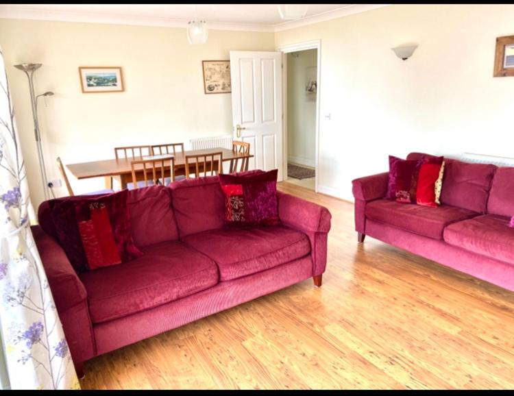 Fantastic spacious house with beautiful panoramic views of the bay Only a few minutes walk from beach harbour and restaurants This house has 3 bedrooms 3 b