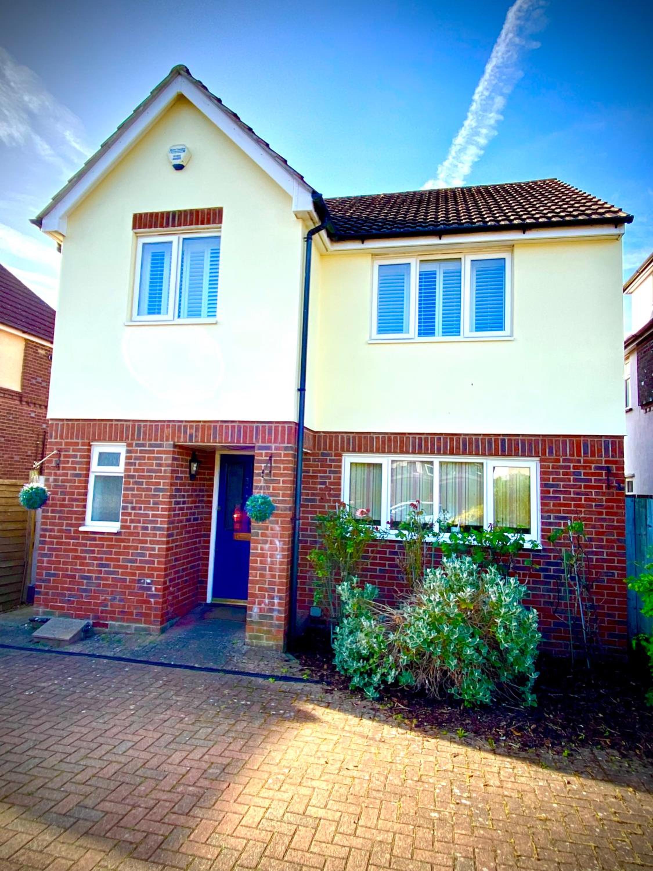 NEW! Luxury YELLOW HOUSE Bright Modern Detatched Home with PRIVATE PARKING, NETFLIX Close Luton, M1, and AIRPORT Ideal for Families, Professionals, Consult view 4