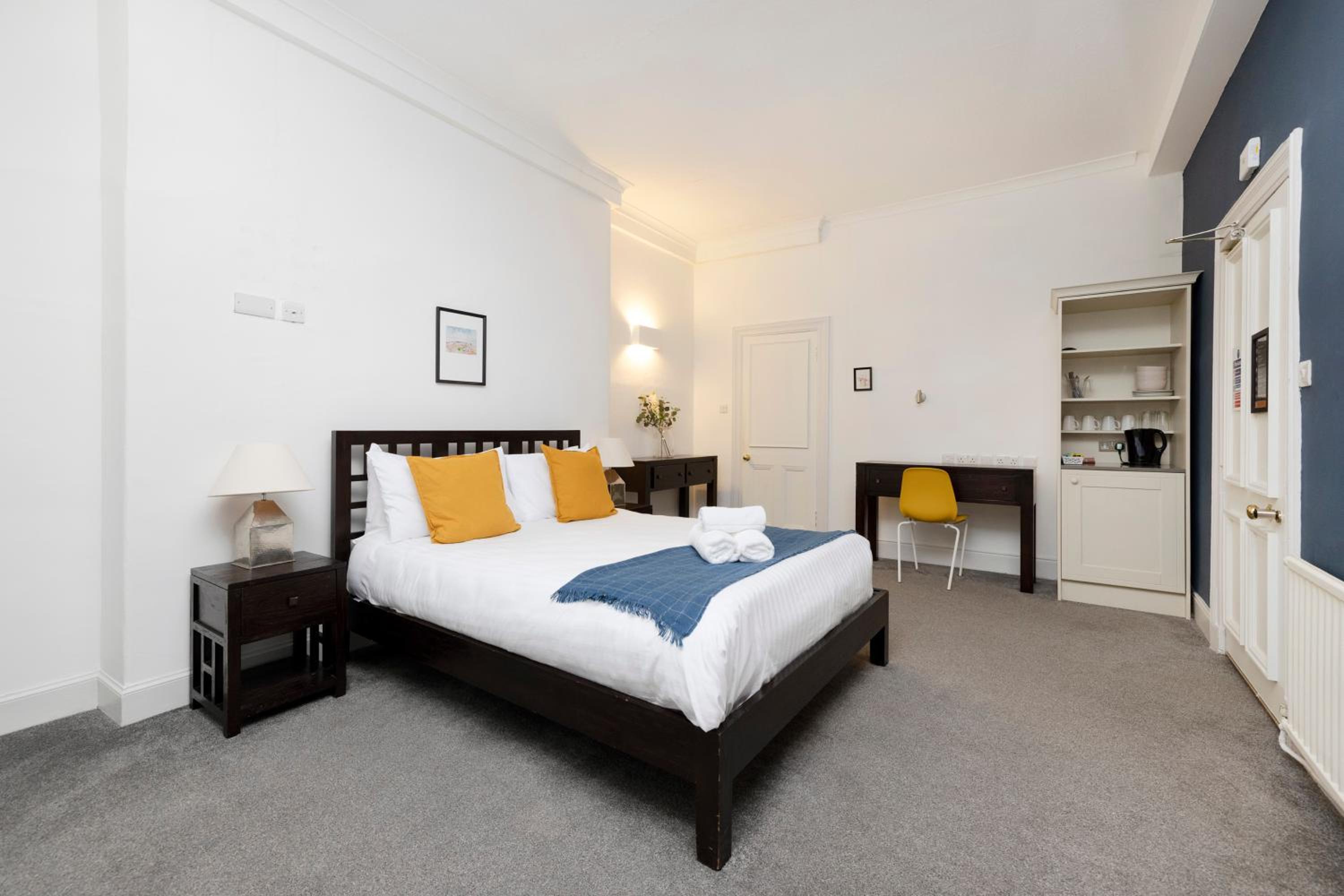 Edinburgh Vacations - JOIVY Haymarket - Property Image 2