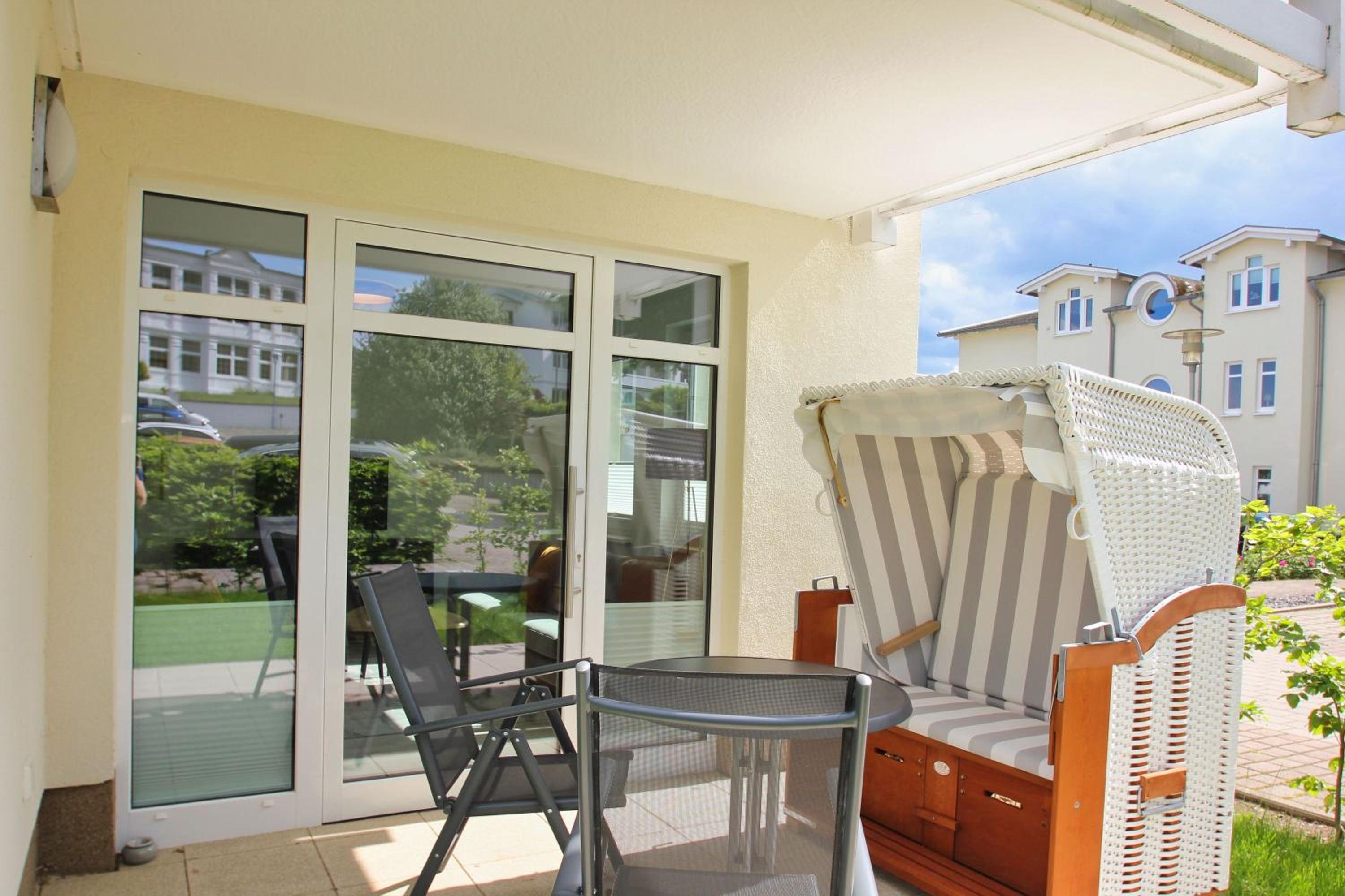 Terrasse, gratis Nutzung vom AHOI Erlebnisbad und Sauna in Sellin - Meeresblick FeWo 78
