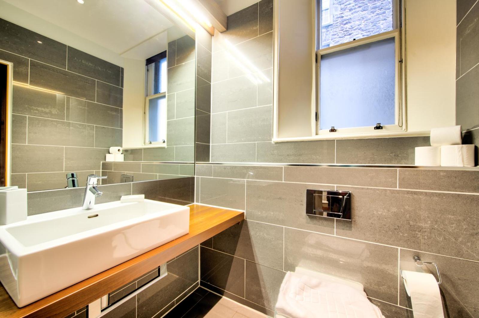 Sumptuous 2BR Apt Next To Edinburgh Castle! view 4