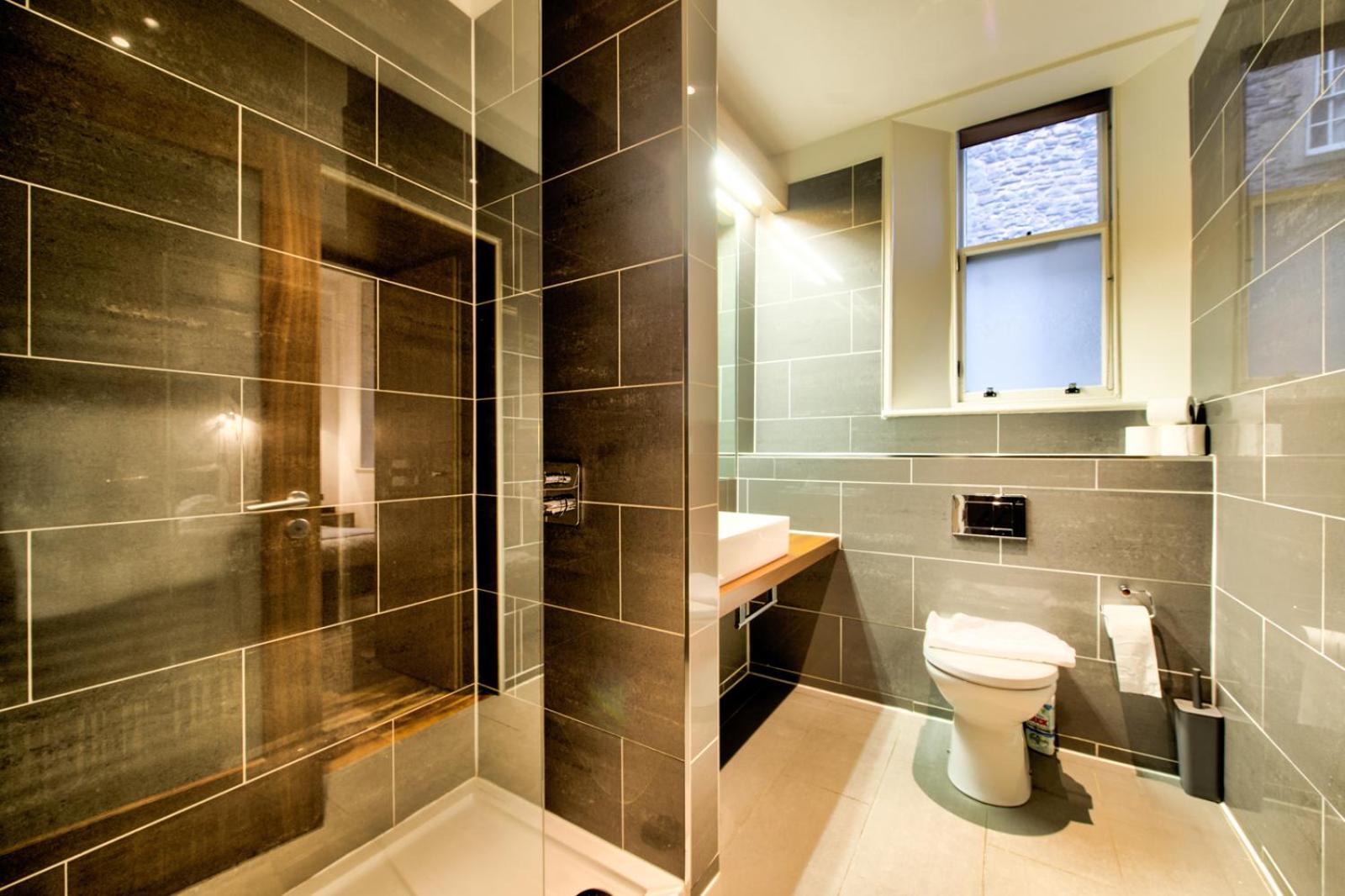 Sumptuous 2BR Apt Next To Edinburgh Castle! view 5