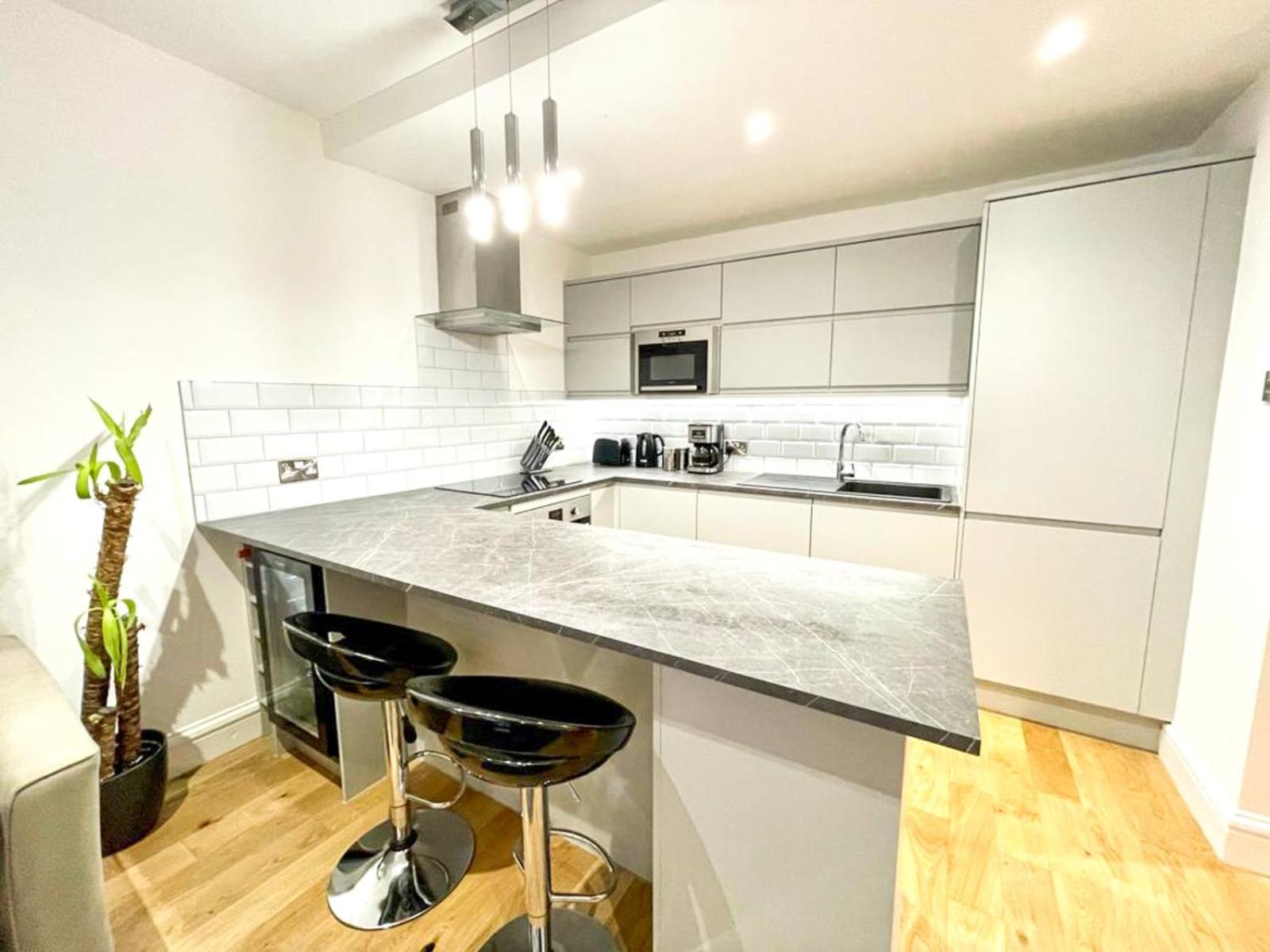 Prime Edinburgh New Town. Newly reno'd cosy nest view 4