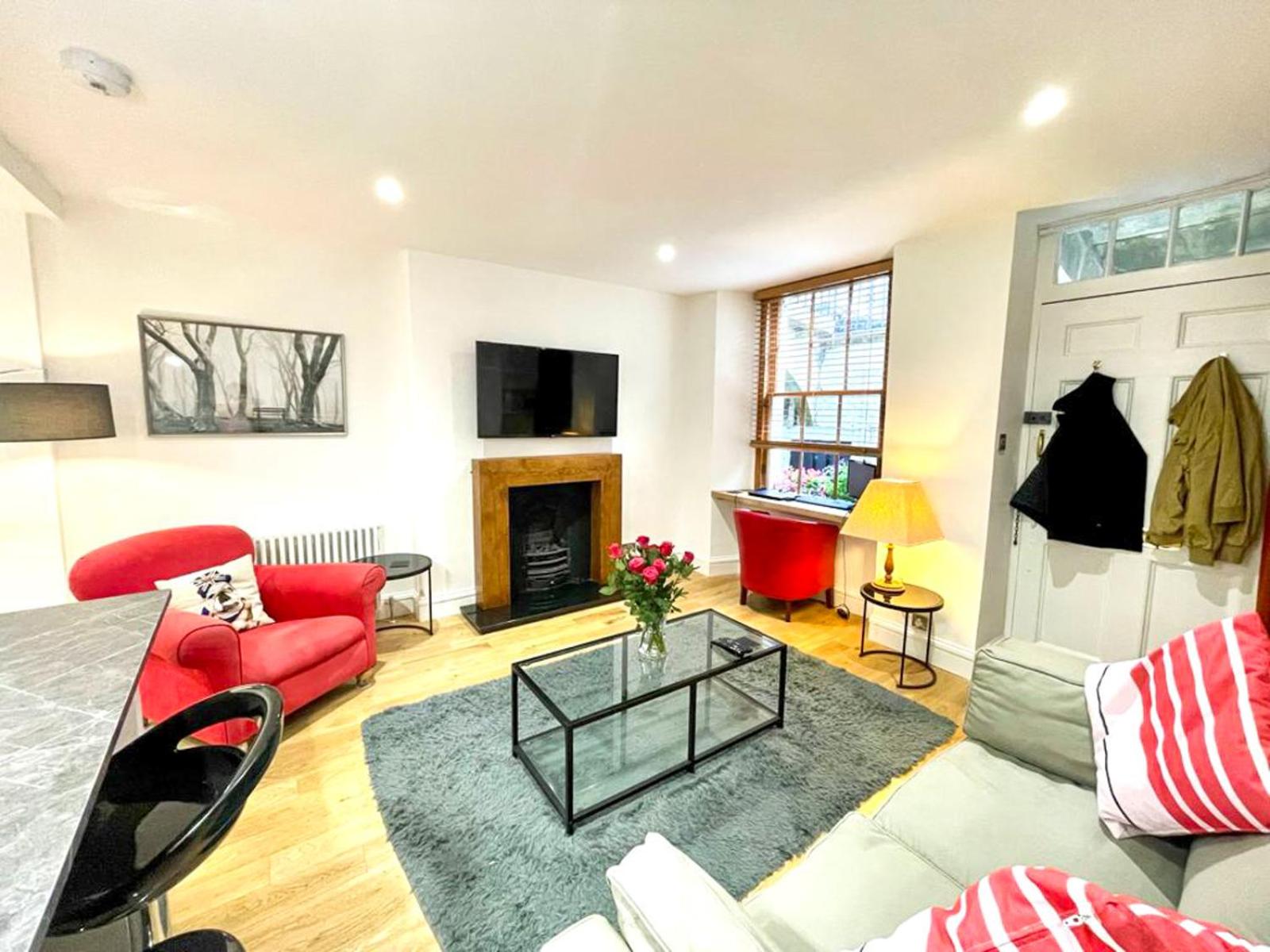 Prime Edinburgh New Town. Newly reno'd cosy nest view 3