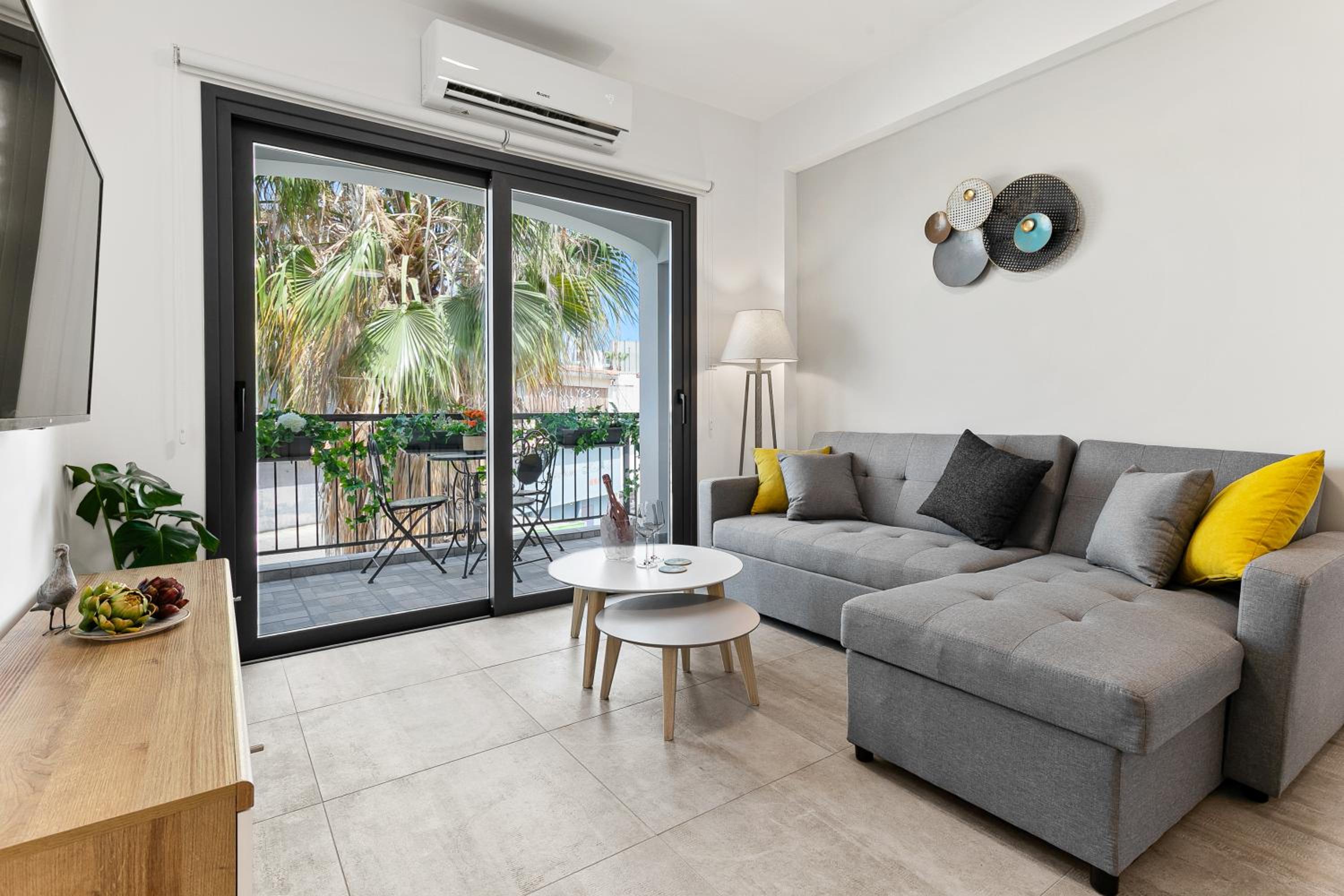 Dreamy 2 bed apartment by the sea view 5