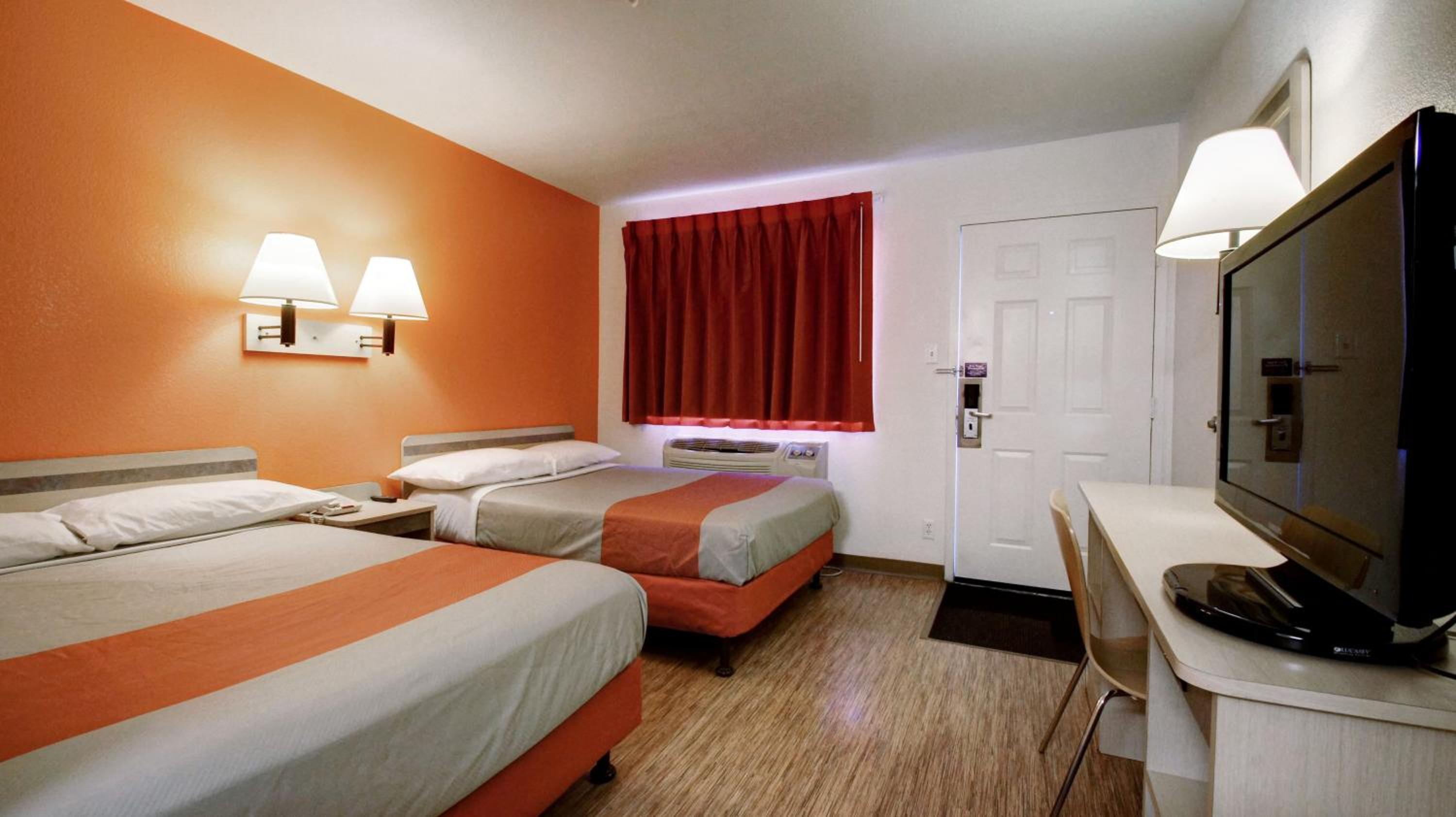 Super 8 by Wyndham Woods Cross - Salt Lake City North