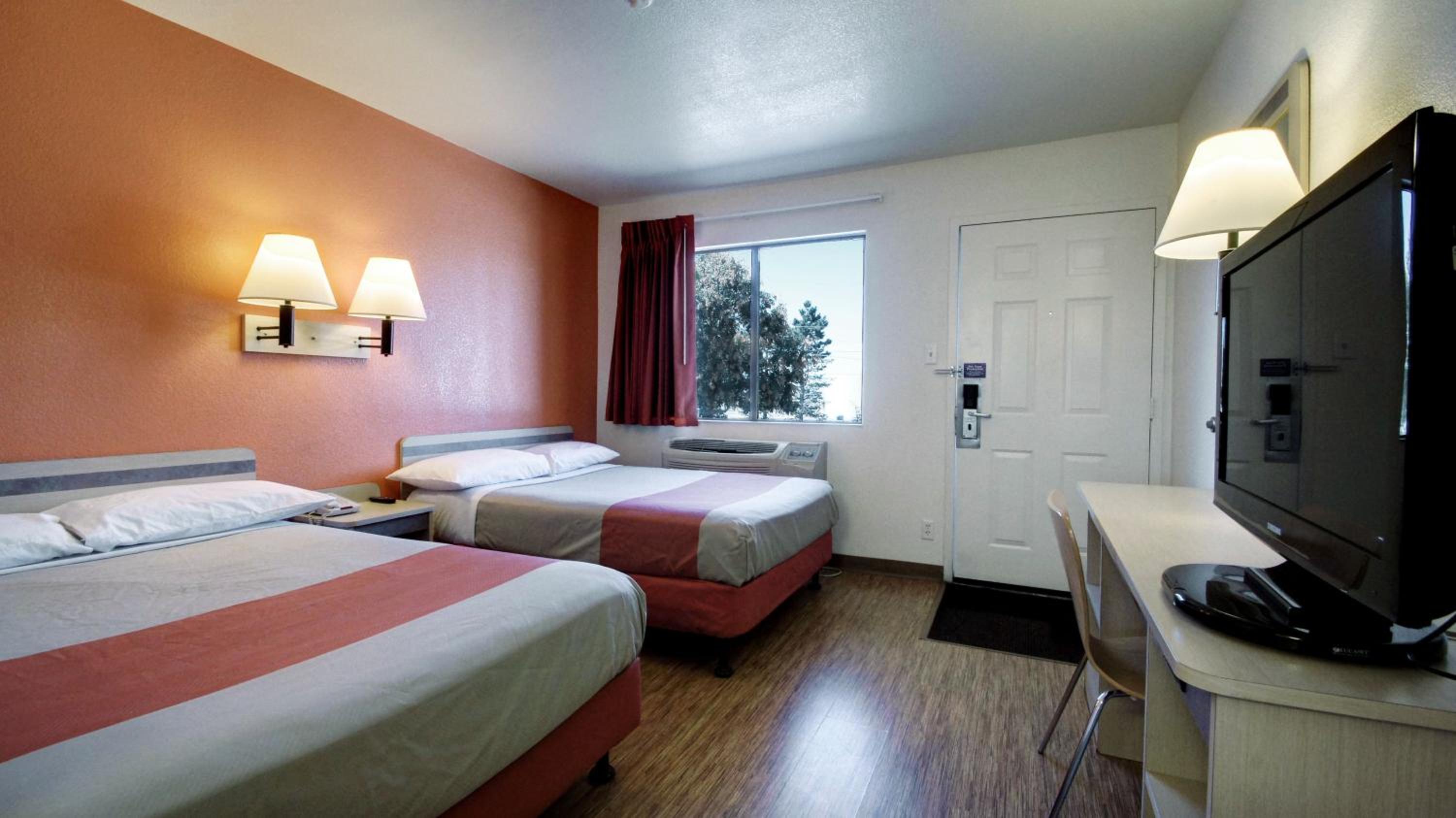 Super 8 by Wyndham Woods Cross - Salt Lake City North